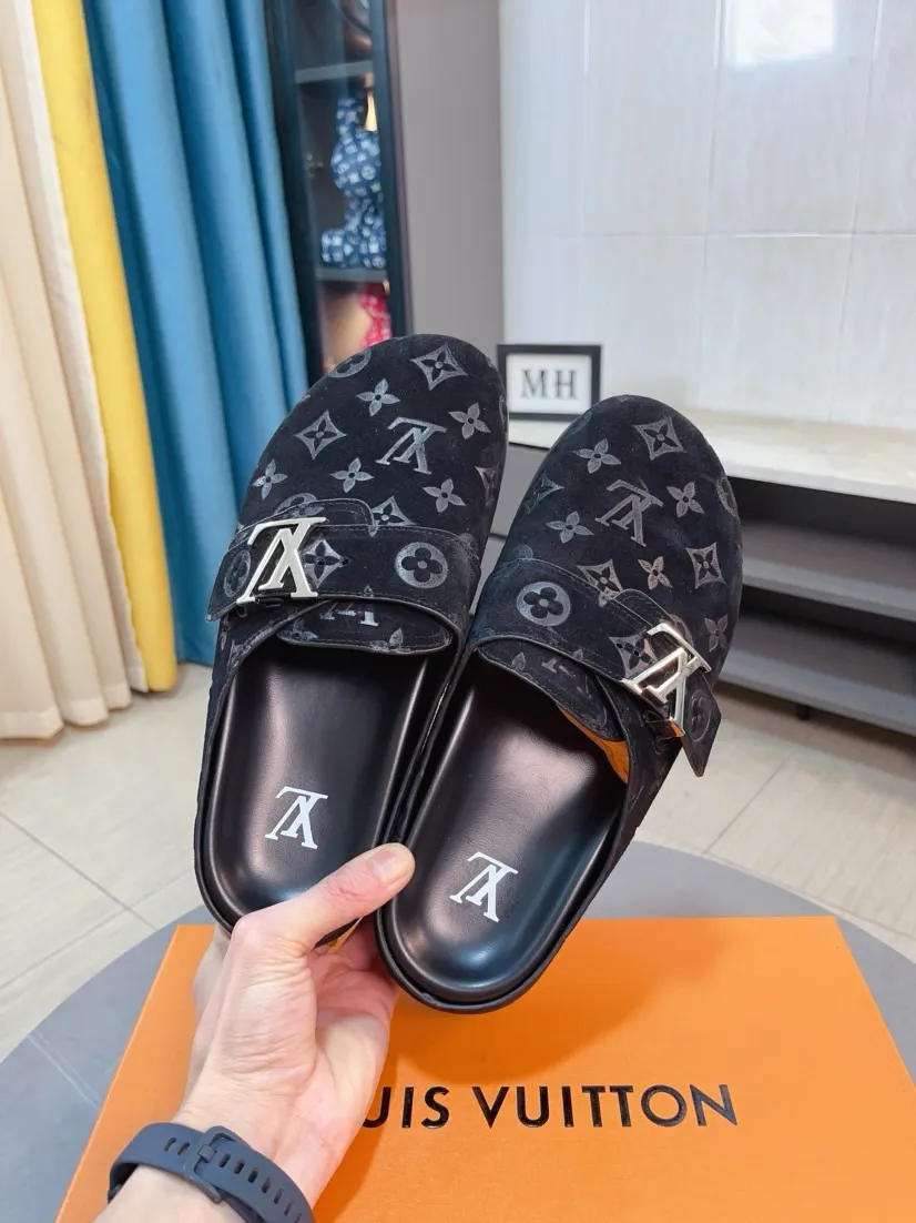 Men's Men's Shoes 💰400🌸🌸🌸🌸LV Easy 2025 new men's casual sandals and slippers, made of suede cow leather, with Monogram pattern to highlight the trendy style. Adjustable straps illuminated with LV letters, while a resilient insole and micro outsole provide lightweight comfort. Made of suede cow leather with embossed Monogram pattern and brand element metal hardware✅Adjustable straps➕Tough insole‼ ️Micro outsole. Comfortable and easy to wear‼ ️ size：38-45